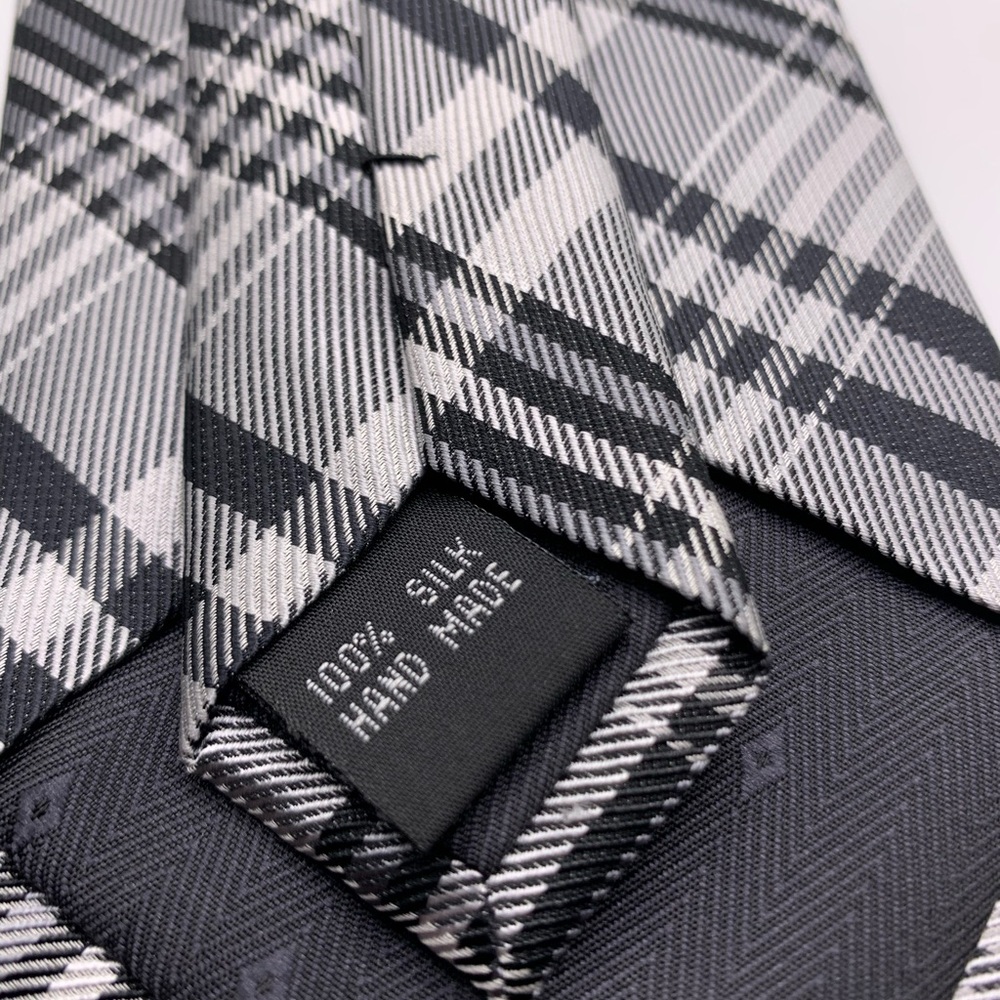 New without tags 100% silk black and gray Men’s tie - Retails 75.00 - Picture 5 of 5